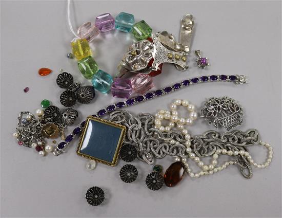 Mixed jewellery including silver brooch.